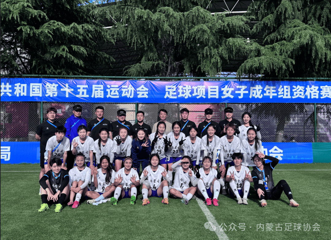 足坛女运动员在比赛中展现过人突破技巧的简单介绍